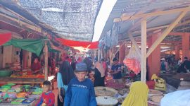 Interaksi antara pedagang dan pembeli di Pasar Rakyat Boroko