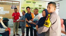 Penyaluran secara simbolis oleh Kapitalaung Kampung Bahu, Bendahara Kampung Bahu dan Bhabinkamtibmas Kampung Bahu Kepada 3 Masyarakat Kampung Bahu.