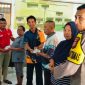 Penyaluran secara simbolis oleh Kapitalaung Kampung Bahu, Bendahara Kampung Bahu dan Bhabinkamtibmas Kampung Bahu Kepada 3 Masyarakat Kampung Bahu.