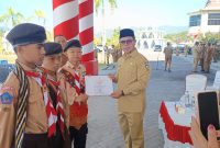 Bupati Boltara Sirajudin Lasena menyerahkan Piagam penghargaan pada Kontingen Jamnas XII 2026