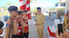 Bupati Boltara Sirajudin Lasena menyerahkan Piagam penghargaan pada Kontingen Jamnas XII 2026