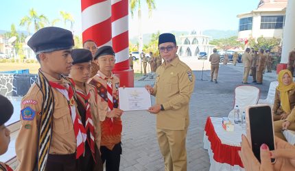 Bupati Bolaang Mongondow Utara (Boltara), Dr. Sirajudin Lasena, SE., M.Ec.Dev, menerima sekaligus menyerahkan piagam penghargaan kepada Kontingen Kwartir Cabang (Kwarcab) Gerakan Pramuka Boltara yang telah mengikuti Jambore Nasional (Jamnas) XII Tahun 2026.