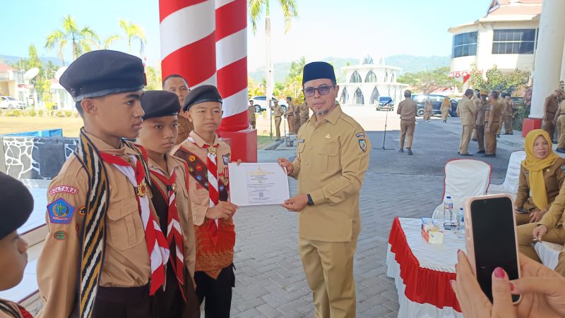 Bupati Boltara Sirajudin Lasena menyerahkan Piagam penghargaan pada Kontingen Jamnas XII 2026