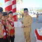 Bupati Boltara Sirajudin Lasena menyerahkan Piagam penghargaan pada Kontingen Jamnas XII 2026