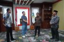 Bupati Boltara Sirajudin Lasena bersama salah satu dokter umum yang akan mengikuti PPDS dr. Reza Goma dan didampingi oleh Inspektur Daerah serta Asisten III. 