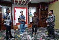 Bupati Boltara Sirajudin Lasena bersama salah satu dokter umum yang akan mengikuti PPDS dr. Reza Goma dan didampingi oleh Inspektur Daerah serta Asisten III. 