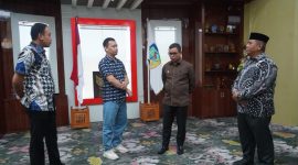 Bupati Boltara Sirajudin Lasena bersama salah satu dokter umum yang akan mengikuti PPDS dr. Reza Goma dan didampingi oleh Inspektur Daerah serta Asisten III. 