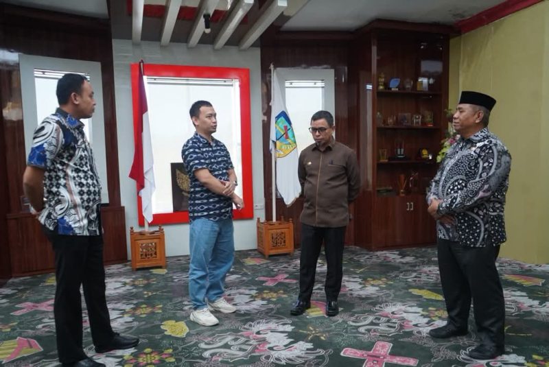 Bupati Boltara Sirajudin Lasena bersama salah satu dokter umum yang akan mengikuti PPDS dr. Reza Goma dan didampingi oleh Inspektur Daerah serta Asisten III. 