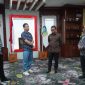 Bupati Boltara Sirajudin Lasena bersama salah satu dokter umum yang akan mengikuti PPDS dr. Reza Goma dan didampingi oleh Inspektur Daerah serta Asisten III. 