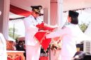 Bupati Boltara Sirajudin Lasena menyerahkan sang saka Merah Putih pada Nur Keila Djibran dari SMA Negeri 1 Pinogaluman sebagai pembawa baki