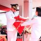 Bupati Boltara Sirajudin Lasena menyerahkan sang saka Merah Putih pada Nur Keila Djibran dari SMA Negeri 1 Pinogaluman sebagai pembawa baki
