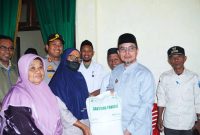 Bupati Boltara Sirajudin Lasena menyerahkan bantuan beras kepada KPM