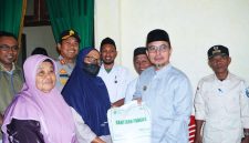 Bupati Boltara Sirajudin Lasena menyerahkan bantuan beras kepada KPM