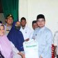 Bupati Boltara Sirajudin Lasena menyerahkan bantuan beras kepada KPM
