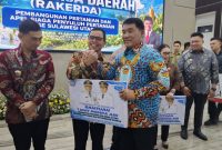Bupati Boltara menerima bantuan satu unit pompa air dari Pemerintah Provinsi Sulawesi Utara