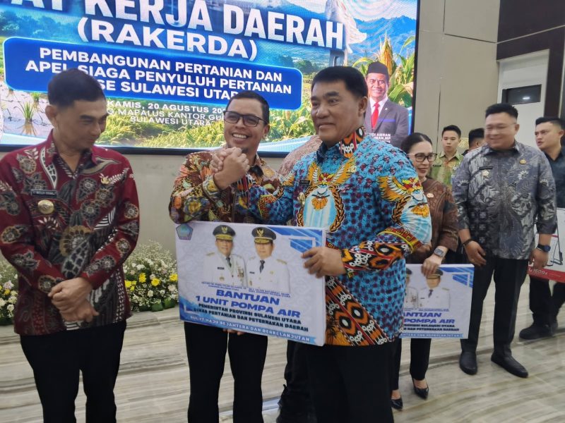 Bupati Boltara menerima bantuan satu unit pompa air dari Pemerintah Provinsi Sulawesi Utara