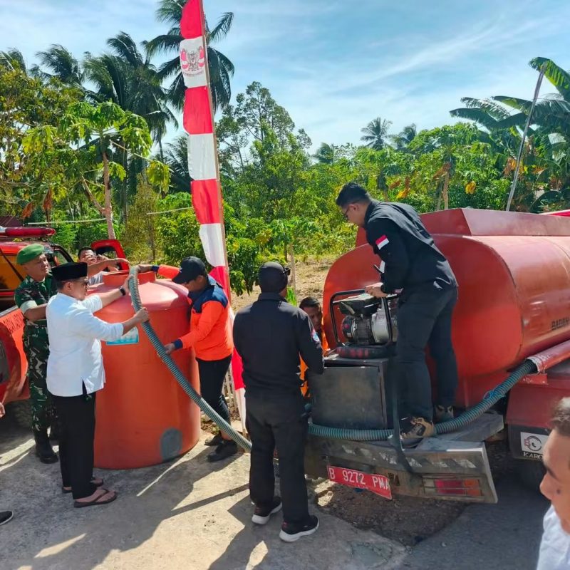 Bupati Boltara Sirajudin Lasena bersama jajaran menyalurkan air bersih di desa sidodadi dan pangkusa, namun warga terdampak kekeringan di Ibu Kota Boroko tidak teridentifikasi, terutama warga kompleks Gereja Pantekosta Boroko Keakar. 