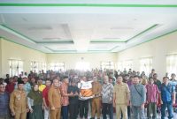 Bupati Boltara Sirajudin Lasena beserta jajaran menyerahkan bantuan Benih jagung bersumber dari APBN kepada kelompok tani