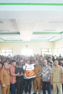 Bupati Boltara Serahkan Bantuan Benih Jagung APBN