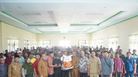 Bupati Boltara Sirajudin Lasena beserta jajaran menyerahkan bantuan Benih jagung bersumber dari APBN kepada kelompok tani