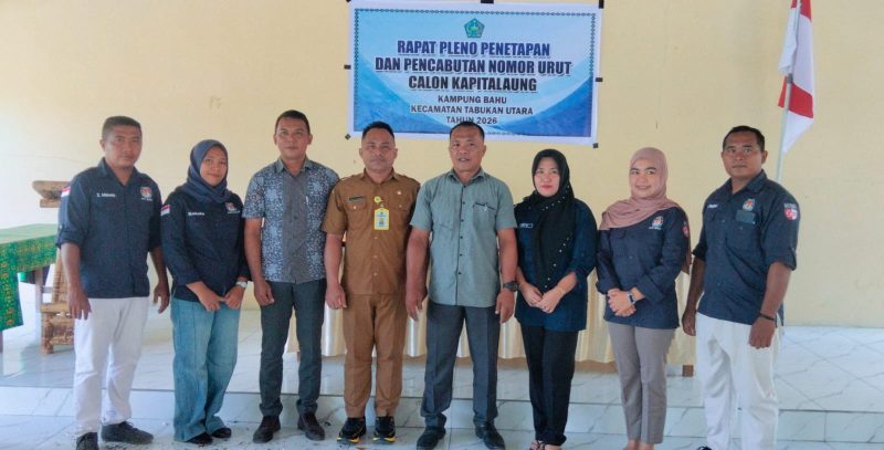 Jajaran Panitia Pemilihan Kapitalaung (Kepala Desa) Kampung Bahu bersama kedua Calon dan Perwakilan dinas PMDD