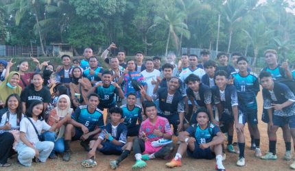 Pertandingan penuh gengsi dan drama tersaji dalam ajang Torsina Mini Cup 2026 saat Tanjungbio FC (Senior) berhadapan dengan Bahu FC (Junior) di Lapangan Coklat Pandan, Kampung Bowongkulu