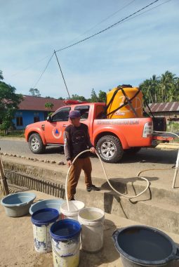 Kemarau Berkepanjangan, Kecamatan Sangkub dan BPBD Boltara Salurkan Air Bersih ke Warga