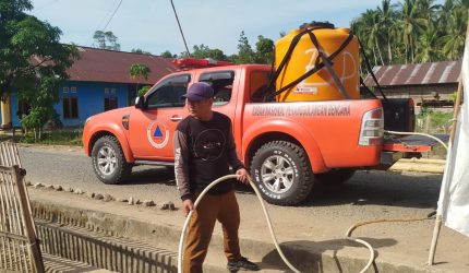 Musim kemarau berkepanjangan mulai memberikan dampak terhadap ketersediaan air bersih di sejumlah wilayah Kabupaten Bolaang Mongondow Utara (Boltara). Menyikapi kondisi tersebut, Pemerintah Kecamatan Sangkub bekerja sama dengan Badan Penanggulangan Bencana Daerah (BPBD) Boltara turun langsung menyalurkan bantuan air bersih kepada masyarakat yang terdampak.