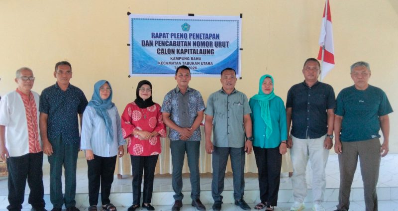 Kedua Calon Kapitalaung Kampung Bahu bersama dengan Tokoh Agama, dan Tokoh Masyarakat