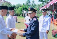 Penyerahan SK remisi secara simbolis kepada 5 Orang Narapidana yang di Waliki oleh 2 Orang Napi oleh Kalapas Enemawira di dampingi Camat Tabukan Utara dan Kapolsek Tabukan Utara
