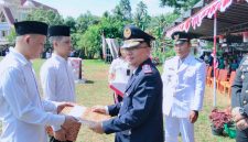 Penyerahan SK remisi secara simbolis kepada 5 Orang Narapidana yang di Waliki oleh 2 Orang Napi oleh Kalapas Enemawira di dampingi Camat Tabukan Utara dan Kapolsek Tabukan Utara