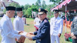 Penyerahan SK remisi secara simbolis kepada 5 Orang Narapidana yang di Waliki oleh 2 Orang Napi oleh Kalapas Enemawira di dampingi Camat Tabukan Utara dan Kapolsek Tabukan Utara