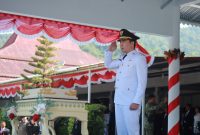 Bupati Sangihe Michael Thungari memberi Penghormatan Kepada Bendara Pusaka Merah Putih