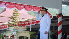 Bupati Sangihe Michael Thungari memberi Penghormatan Kepada Bendara Pusaka Merah Putih