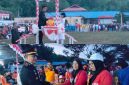 Kapolsek Tabukan Utara Iptu David Kojongian menerima Bendera Pusaka Merah Putih
Sekaligus Menyerahkan Hadiah Kepada Pemenang Lomba Gerak Jalan