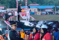 Kapolsek Tabukan Utara Iptu David Kojongian menerima Bendera Pusaka Merah Putih
Sekaligus Menyerahkan Hadiah Kepada Pemenang Lomba Gerak Jalan
