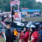 Kapolsek Tabukan Utara Iptu David Kojongian menerima Bendera Pusaka Merah Putih
Sekaligus Menyerahkan Hadiah Kepada Pemenang Lomba Gerak Jalan