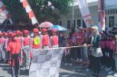 Ketua TP-PKK Kecamatan Tabukan Utara, Ny Gr Dahlia Nikiulu Solemen melepas peserta Lomba Gerak Jalan