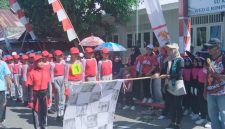 Ketua TP-PKK Kecamatan Tabukan Utara, Ny Gr Dahlia Nikiulu Solemen melepas peserta Lomba Gerak Jalan