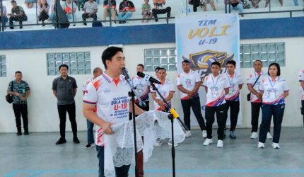 Kejuaraan Provinsi (Kejurprov) Bola Voli antarklub Usia di Bawah 19 Tahun (U-19) se-Sulawesi Utara resmi bergulir. Turnamen yang memperebutkan Piala Bergilir Gubernur Sulawesi Utara Tahun 2026 tersebut dipusatkan di Kabupaten Kepulauan Sangihe selaku tuan rumah, bertempat di Gelanggang Olahraga (GOR) Manente, Kecamatan Tahuna, Kamis (20/8/2026) sore.
