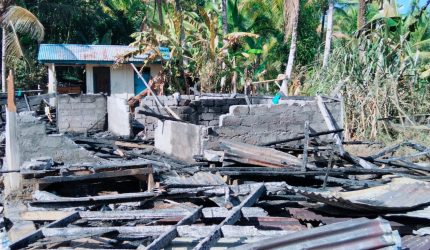 Musibah kebakaran menghanguskan satu unit rumah warga di Kampung Malueng, Kecamatan Tabukan Tengah, Kabupaten Kepulauan Sangihe, Sabtu (22/8/2026). Bangunan rumah milik Keluarga Dalengsembua-Mamuka, yang dihuni Ibu Anasing Mamuka, ludes terbakar hingga tidak menyisakan apa pun.