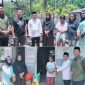Jais Salele meninjau titik lokasi rumah yang terbakar dan menyerahkan langsung bantuan kepada Ibu Anasing Mamuka
