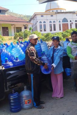 Peduli Warga Terdampak Kekeringan, NU dan GP Ansor Boltara Salurkan 100 Galon Air