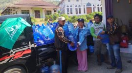 PCNU dan PC GP Ansor Boltara salurkan 100 Galon air minum kepada warga terdampak kekeringan akibat musim kemarau di desa Sidodadi Kecamatan Sangkub