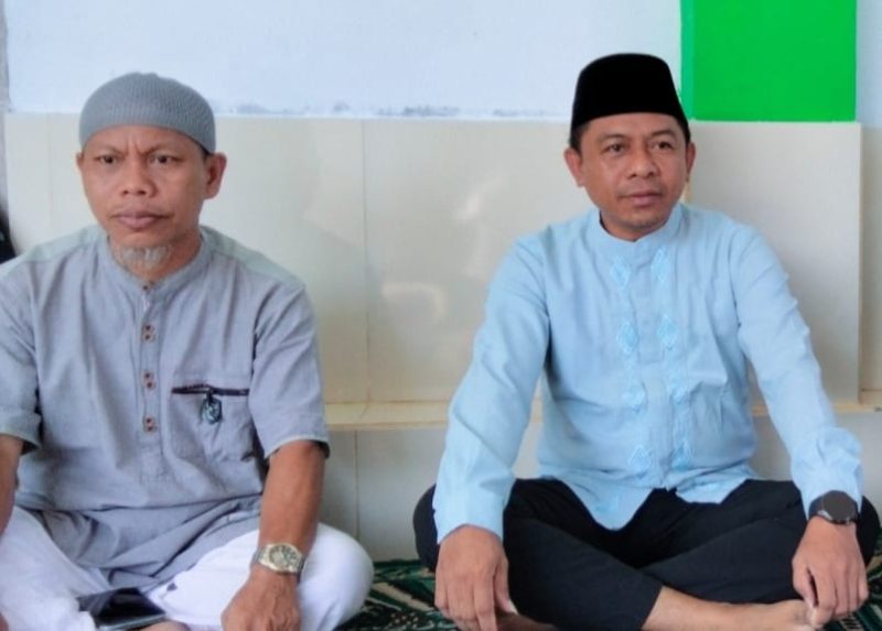 Anggota Komisi II DPRD Kabupaten Kepulauan Sangihe Jais Salele, bersama Imam Masjid Imaduddin Kampung Bahu Abdul Rahman Padarat