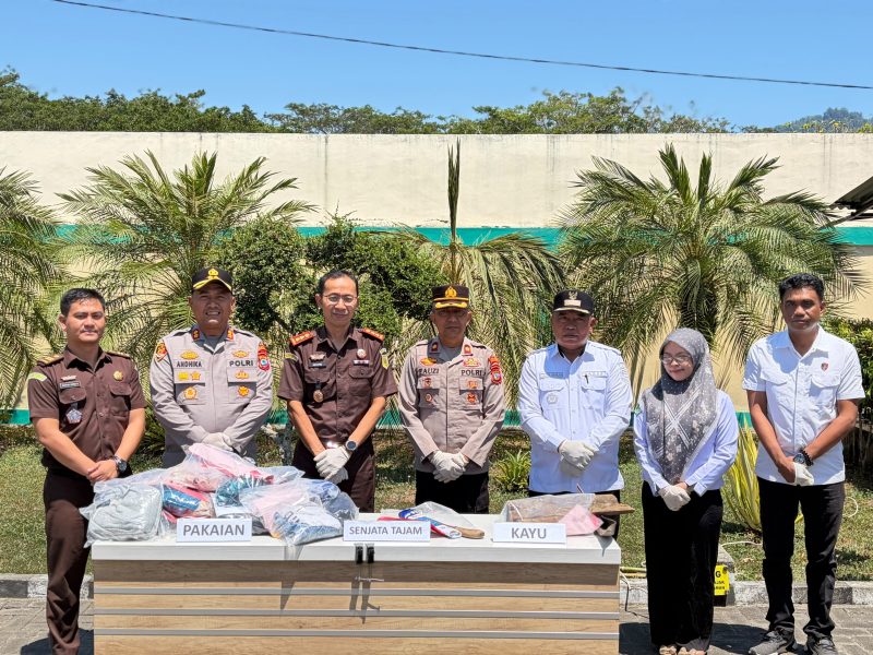 Kapolres Boltara AKBP Andika Fitransyah bersama Kejari Boltara Agus Tri Hartono dan didampingi oleh Wakapolres Boltara, Plh Kasie Pidum, Kasat Reskrim Polres Boltara dan Sangadi