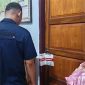 Awak media melihat secara langsung segel dalam pengawasan oleh KPK RI di OPD Dikbud Boltara
