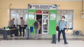 Personel KPK selesai menggeledah Kantor Dinas Kesehatan Boltara, kemudian membawa beberapa koper yang diduga dokumen penting yang berkaitan dengan penyidikan