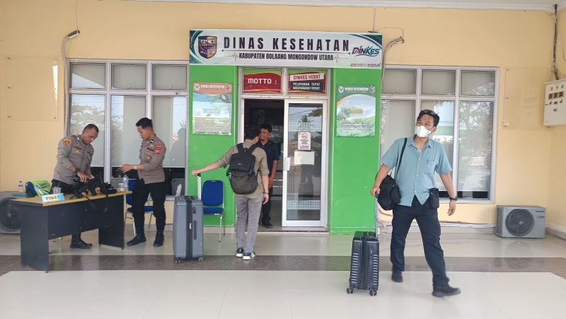 Personel KPK selesai menggeledah Kantor Dinas Kesehatan Boltara, kemudian membawa beberapa koper yang diduga dokumen penting yang berkaitan dengan penyidikan