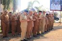 Bupati Boltara, Sirajudin Lasena bersama para Asisten dan pimpinan OPD ikut berbaris dan berpanas-panasan bersama seluruh ASN peserta Apel Kerja